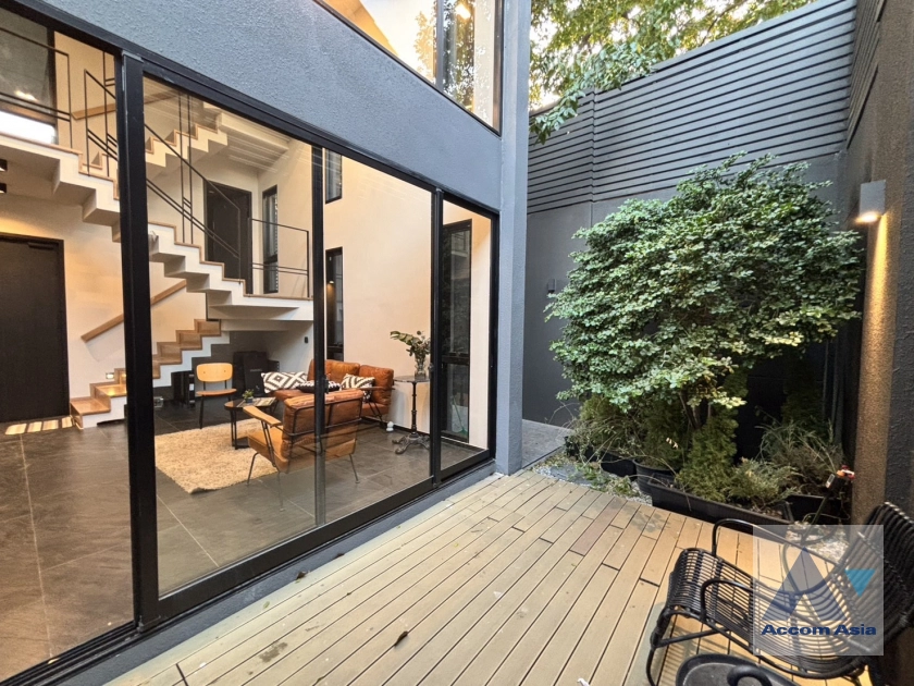 unit 3 Bedrooms  House For Sale in Ratchadaphisek, Bangkok  near MRT Ratchadaphisek (AA43530)