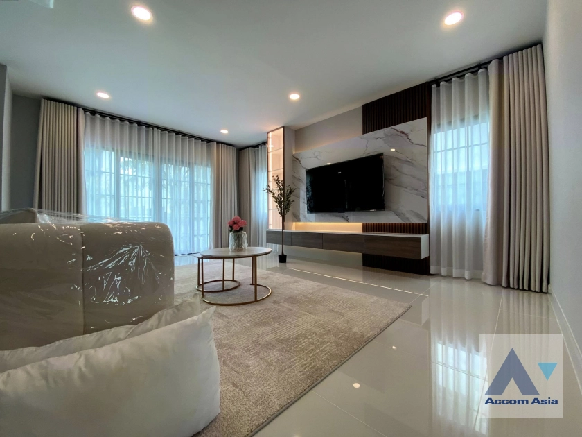 unit 5 Bedrooms  House For Rent in Samutprakan, Samutprakan  (AA43533)