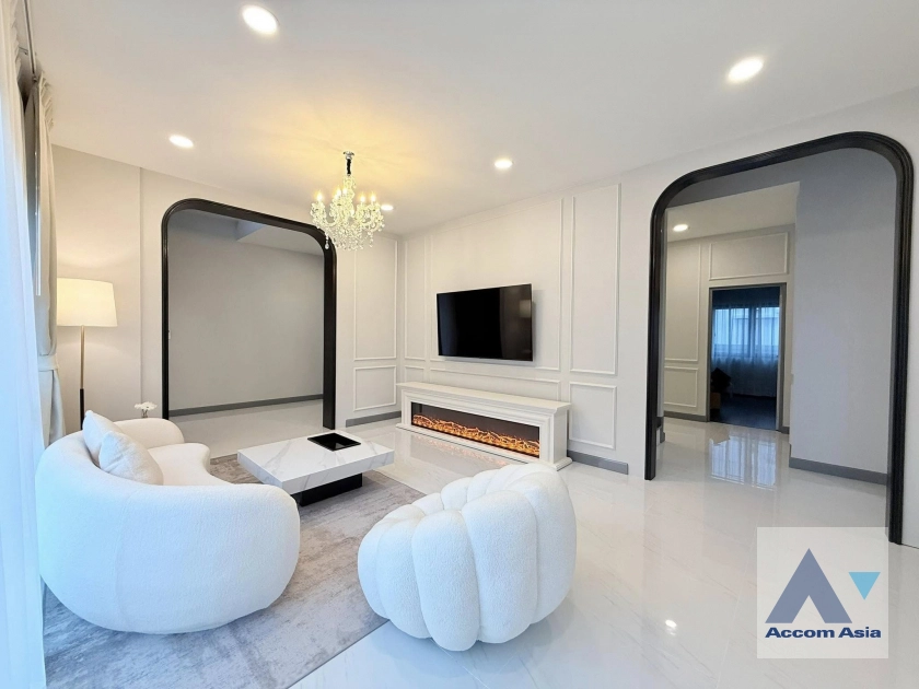 unitFully furnished House for rent 5 beds in compound at The City Bangna (AA43537)