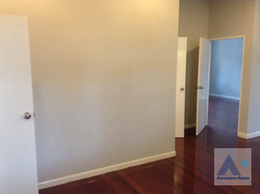 unit 3 Bedrooms  House For Rent in Sukhumvit, Bangkok  near BTS Ekkamai (AA43541)