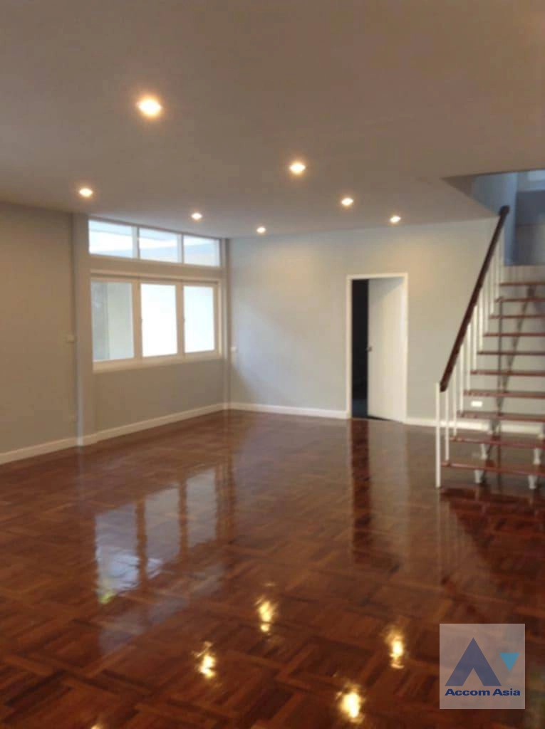 4  3 br House For Rent in Sukhumvit ,Bangkok BTS Ekkamai AA43541