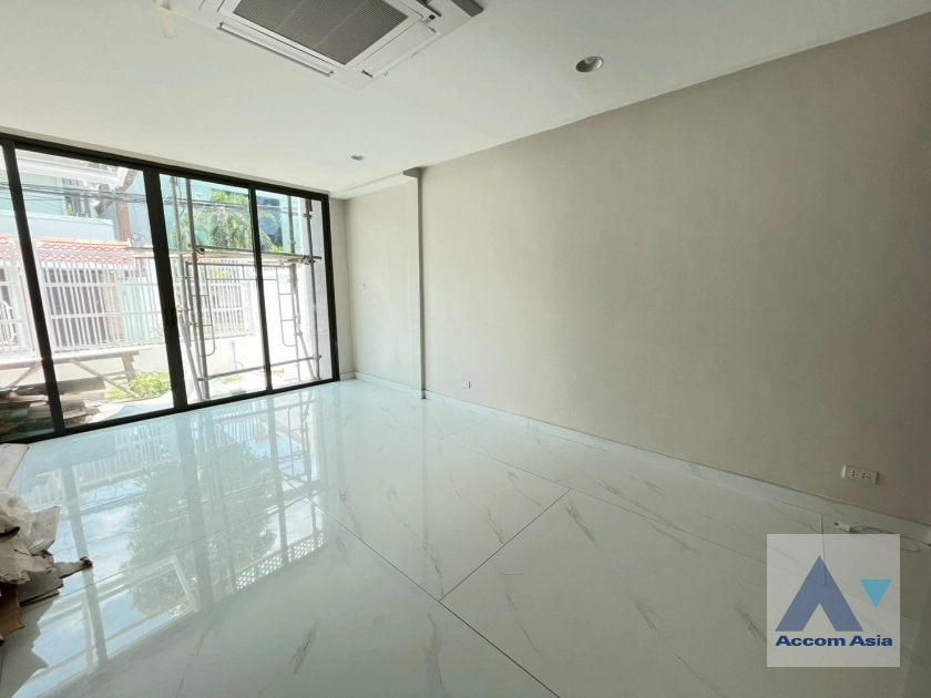 unitCommon Pool, Newly renovated, Pet friendly |  4 Bedrooms  Townhouse For Rent in Sukhumvit, Bangkok  near BTS Phrom Phong (AA43546)