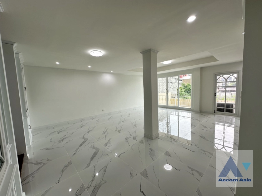 8  4 br Townhouse for rent and sale in Sathorn ,Bangkok MRT Khlong Toei - MRT Lumphini at Yenakart Residence AA43570