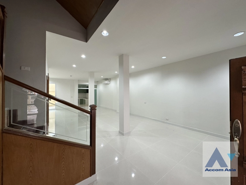unit 4 Bedrooms  Townhouse For Rent & Sale in Sathorn, Bangkok  near MRT Khlong Toei - MRT Lumphini (AA43570)