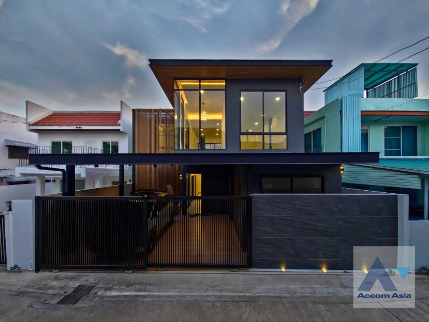  2  3 br House For Sale in Sukhumvit ,Bangkok BTS Bang Chak AA43586