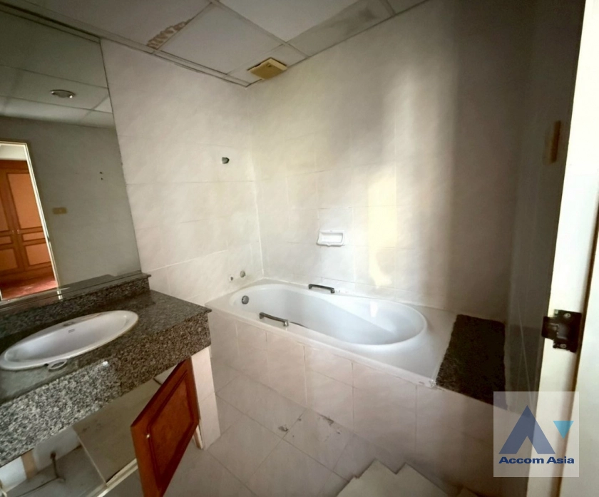 7  2 br Apartment for rent and sale in Sathorn ,Bangkok BTS Surasak at Good Location AA43589