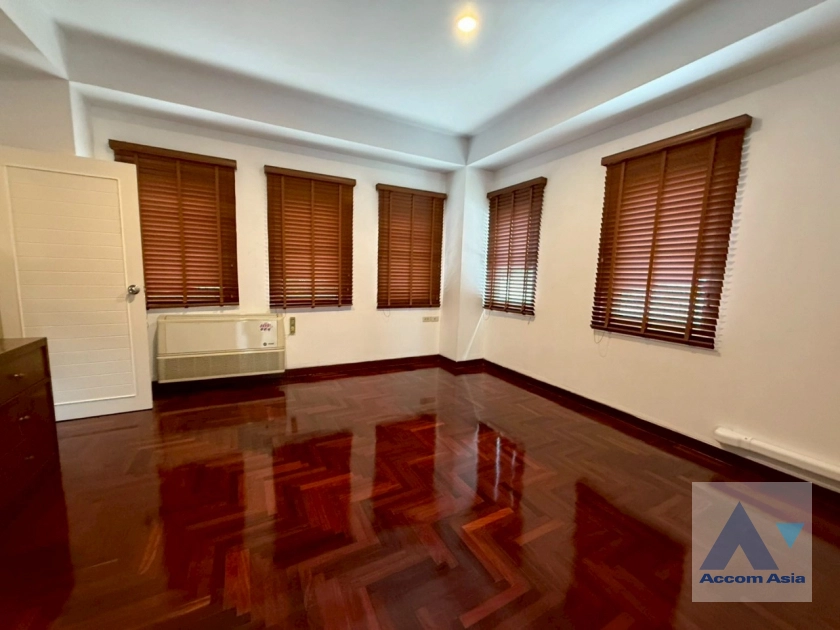 unit 3 Bedrooms  Apartment For Rent in Sathorn, Bangkok  near BTS Chong Nonsi (AA43597)