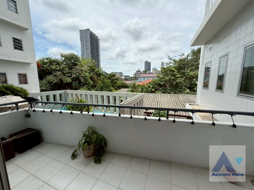13  3 br Apartment For Rent in Sathorn ,Bangkok BTS Chong Nonsi at Low Rised Building AA43597