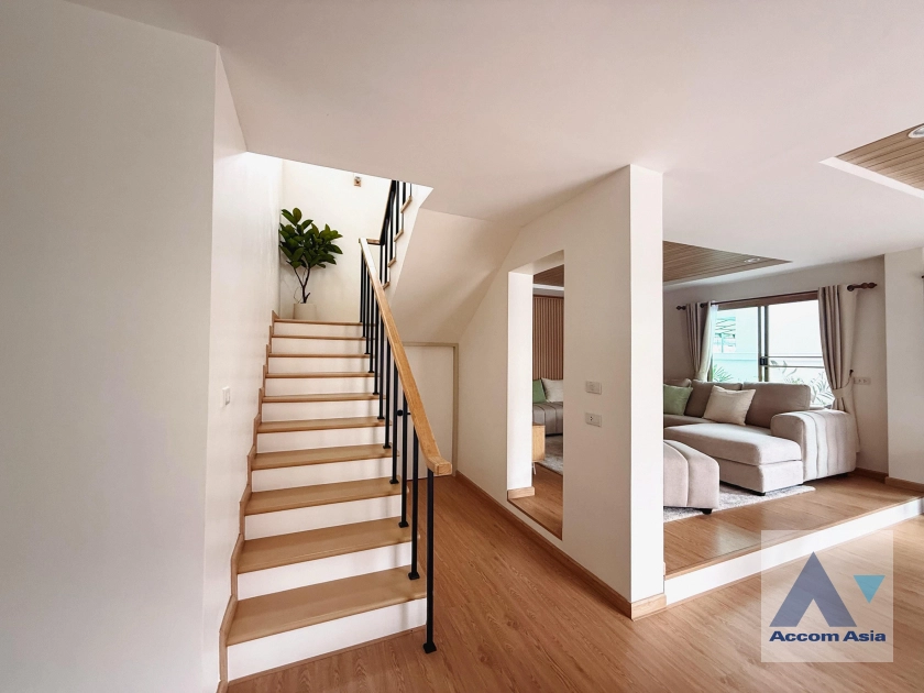 8  3 br House For Sale in Sukhumvit ,Bangkok BTS On Nut AA43606