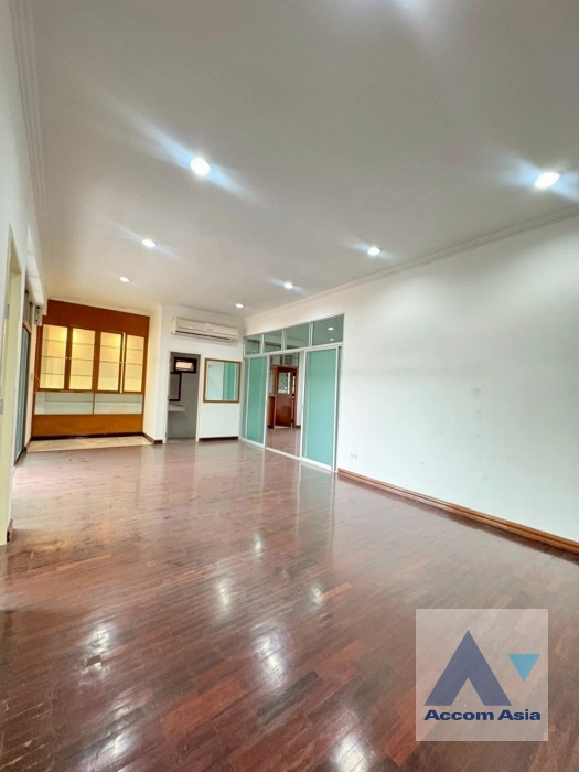 unit 3 Bedrooms  House For Rent in Phaholyothin, Bangkok  near BTS Phahon Yothin 24 (AA43617)