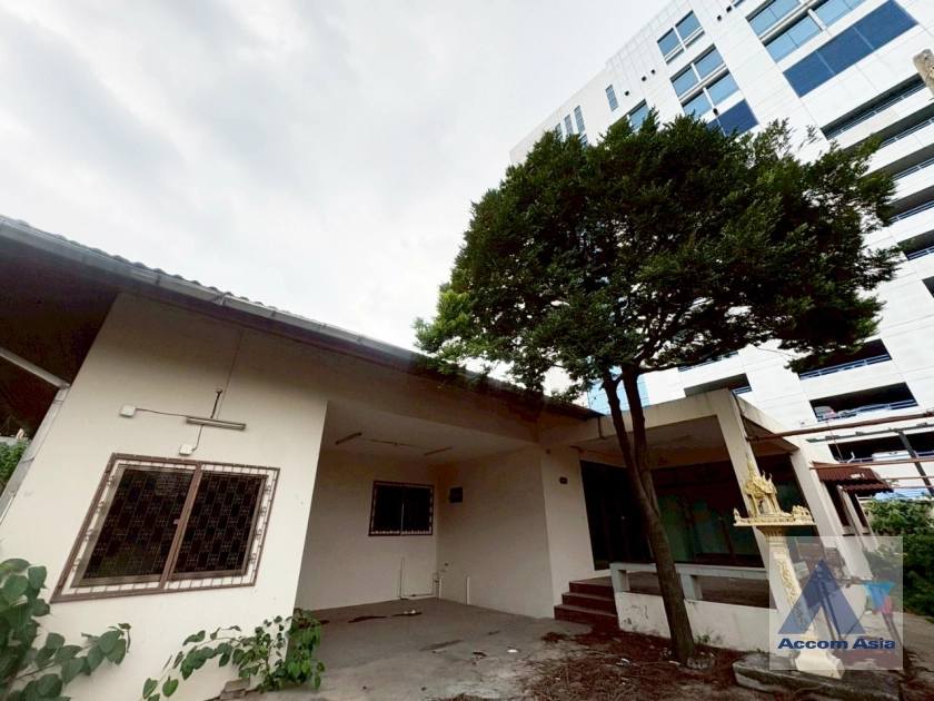  2  3 br House For Rent in Phaholyothin ,Bangkok BTS Phahon Yothin 24 at Single House with Garden AA43617