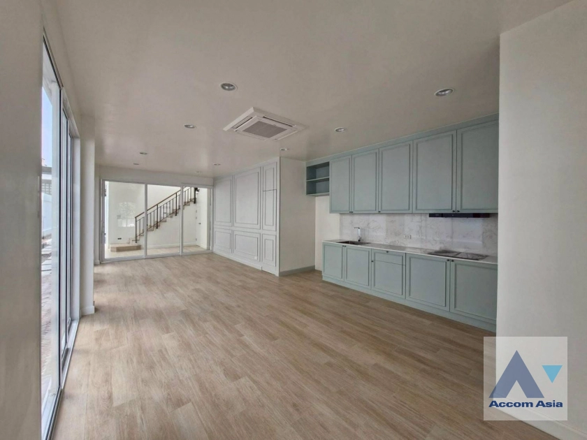  2  3 br House For Rent in Sathorn ,Bangkok MRT Lumphini AA43631