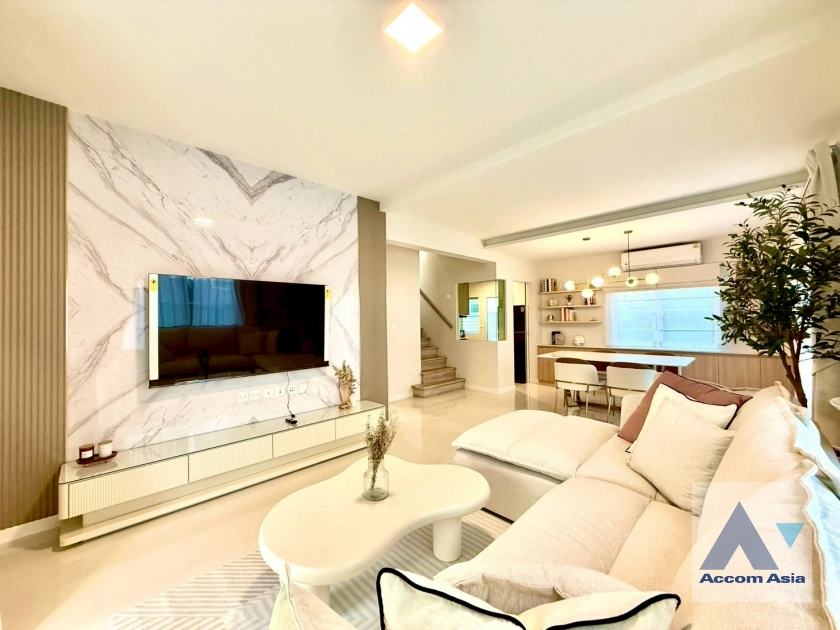 unit 4 Bedrooms  House For Rent in Samutprakan, Samutprakan  (AA43642)