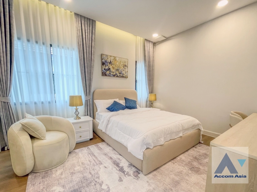 11  4 br House For Rent in Latkrabang ,Bangkok ARL Ban Thap Chang at Nantawan Rama 9 New Krungthepkreetha AA43672