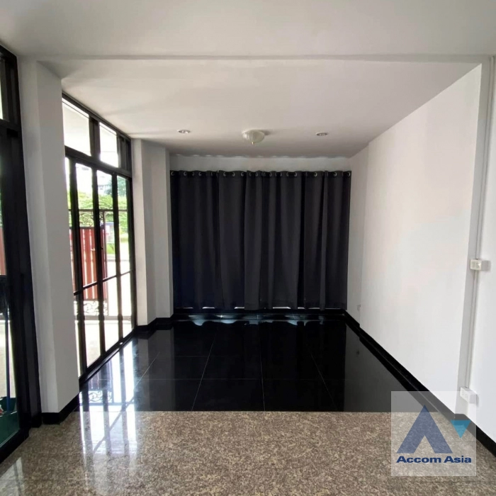 unit 4 Bedrooms  House For Rent in Bang Na, Bangkok  near BTS Bearing (AA43741)