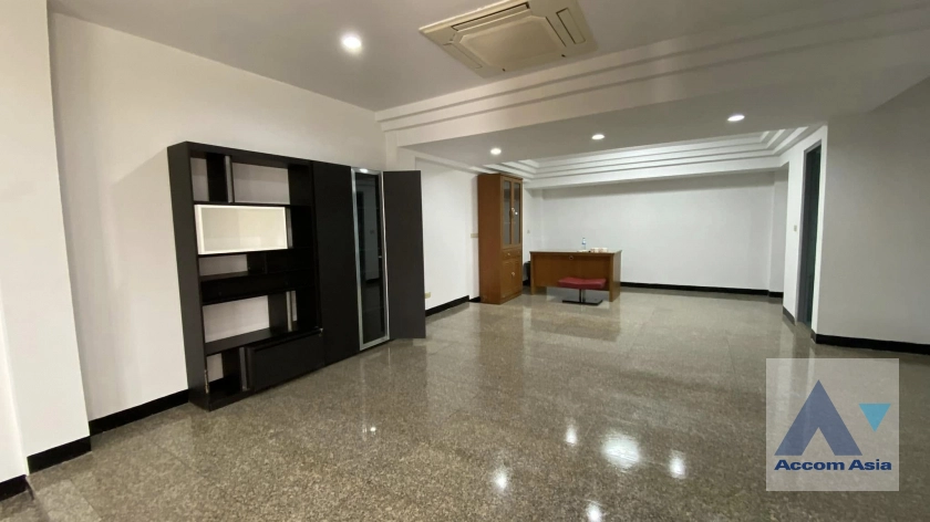 unit 4 Bedrooms  House For Rent in Bang Na, Bangkok  near BTS Bearing (AA43741)