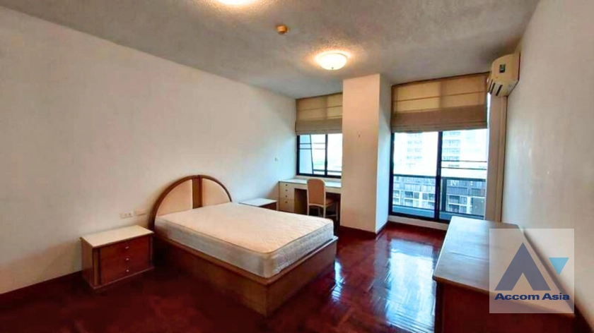 unit 3 Bedrooms  Apartment For Rent in Ploenchit, Bangkok  near BTS Chitlom (AA43754)