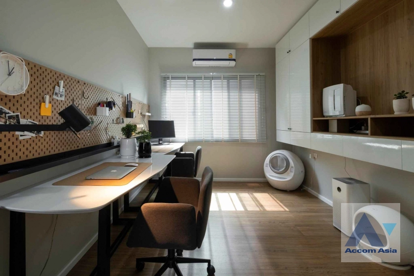 8  3 br Townhouse for rent and sale in Krungthep Kreetha ,Bangkok  at Newly modern style living place AA43777