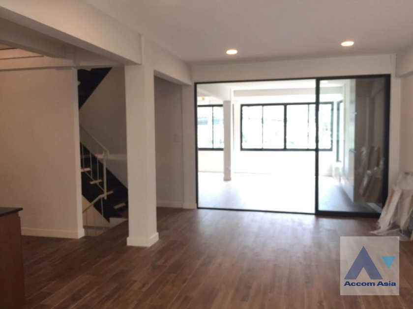  2  3 br House For Rent in Sathorn ,Bangkok MRT Lumphini AA43786
