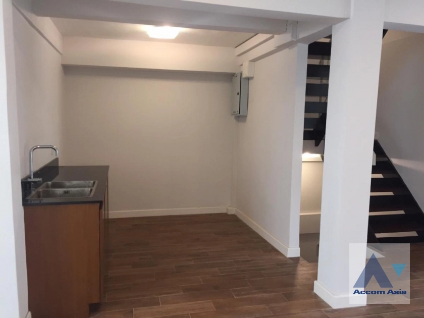 16  3 br House For Rent in Sathorn ,Bangkok MRT Lumphini AA43786