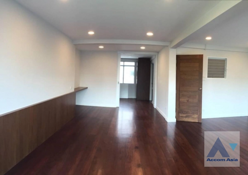  1  3 br House For Rent in Sathorn ,Bangkok MRT Lumphini AA43786