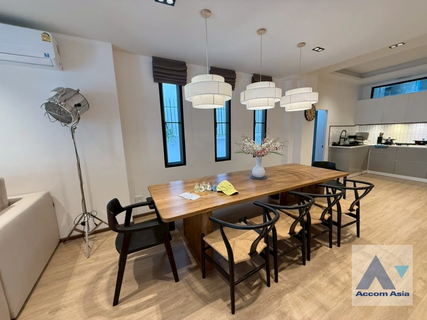 unit 4 Bedrooms  Townhouse For Rent in Sukhumvit, Bangkok  near BTS Asok (AA43819)
