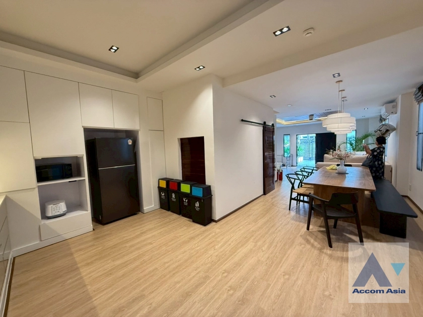 unit 4 Bedrooms  Townhouse For Rent in Sukhumvit, Bangkok  near BTS Asok (AA43819)