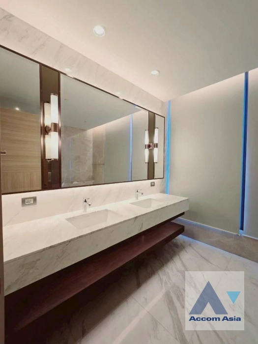 13  4 br Condominium For Rent in Ploenchit ,Bangkok BTS Chitlom at Sindhorn Residence AA43838