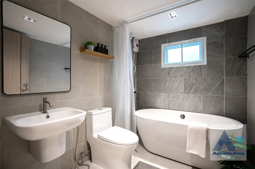 14  3 br House for rent and sale in Ratchadaphisek ,Bangkok MRT Huai Khwang AA43839