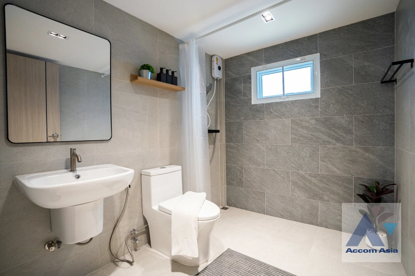 22  3 br House for rent and sale in Ratchadaphisek ,Bangkok MRT Huai Khwang AA43839