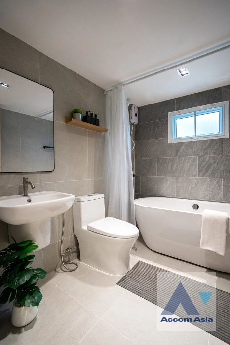 26  3 br House for rent and sale in Ratchadaphisek ,Bangkok MRT Huai Khwang AA43839