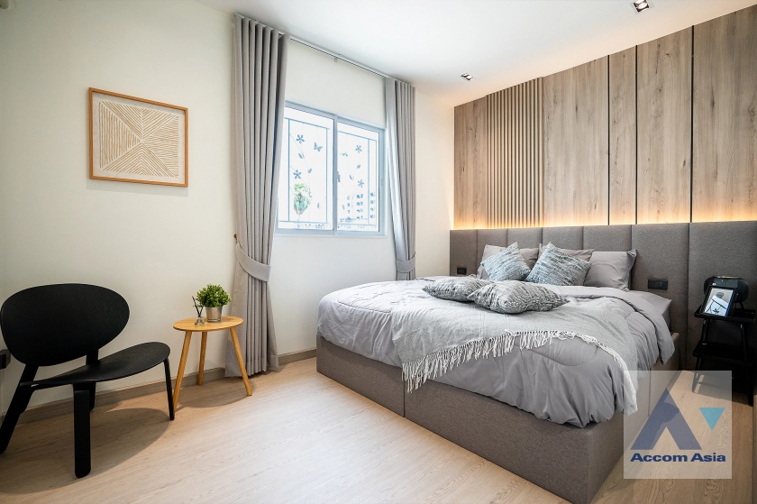 15  3 br House for rent and sale in Ratchadaphisek ,Bangkok MRT Huai Khwang AA43839