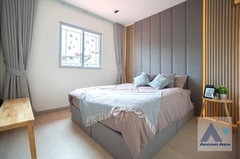 11  3 br House for rent and sale in Ratchadaphisek ,Bangkok MRT Huai Khwang AA43839