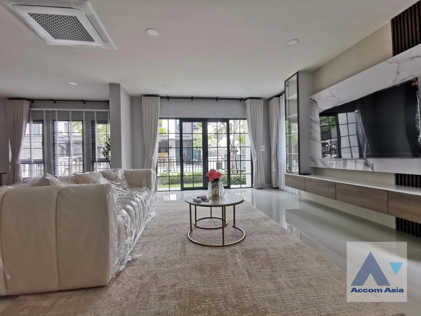 unit 5 Bedrooms  House For Rent in Samutprakan, Samutprakan  (AA43846)