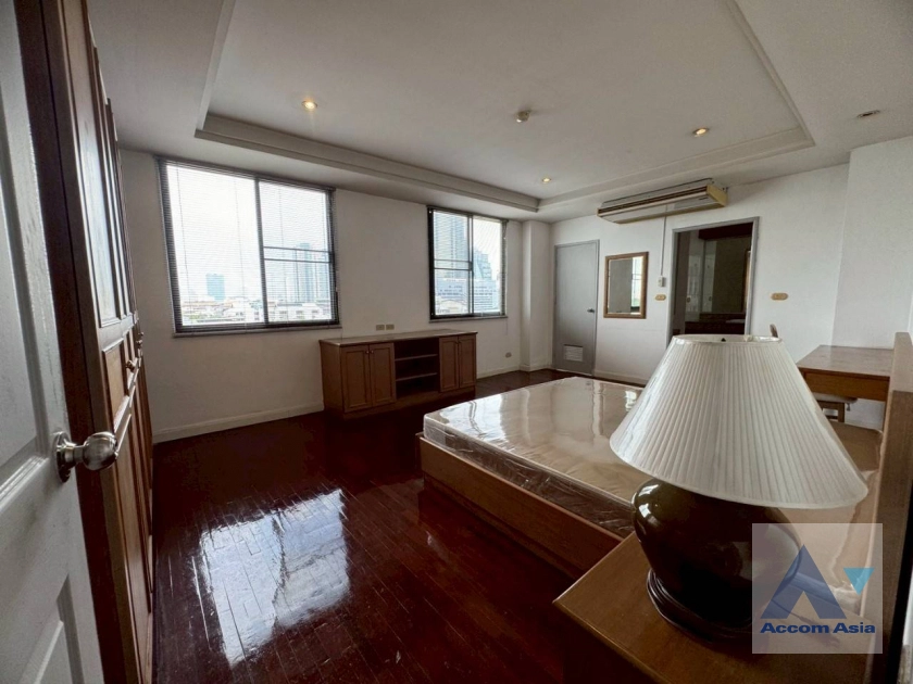 11  3 br Apartment For Rent in Sathorn ,Bangkok BTS Surasak at Low rise Apartment Building AA43848