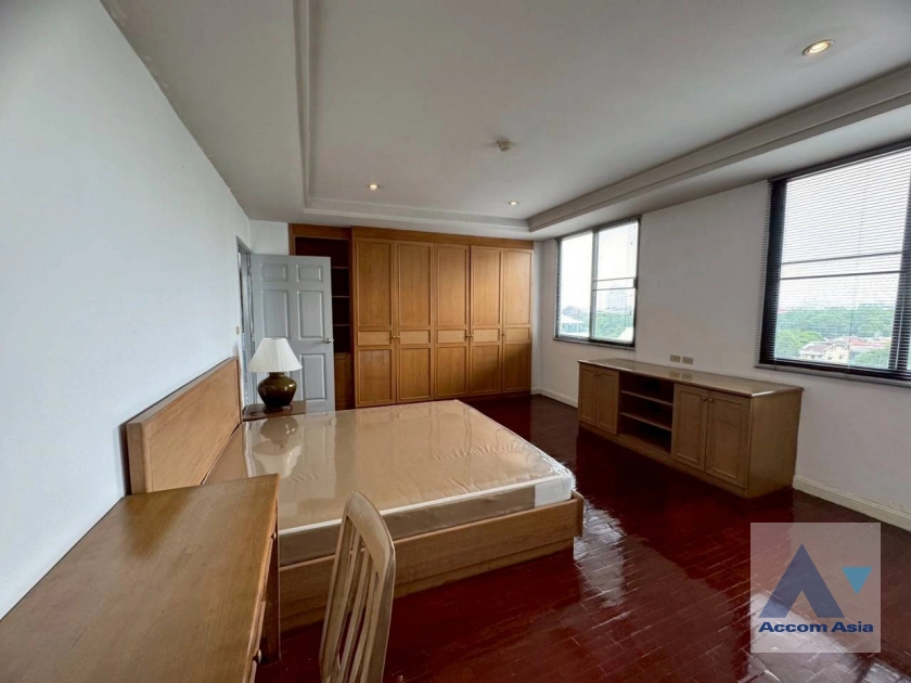 10  3 br Apartment For Rent in Sathorn ,Bangkok BTS Surasak at Low rise Apartment Building AA43848