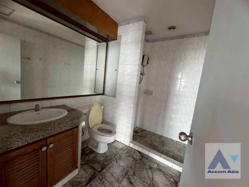 16  3 br Apartment For Rent in Sathorn ,Bangkok BTS Surasak at Low rise Apartment Building AA43848