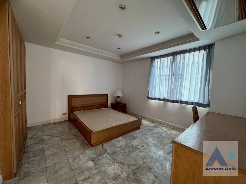 17  3 br Apartment For Rent in Sathorn ,Bangkok BTS Surasak at Low rise Apartment Building AA43848