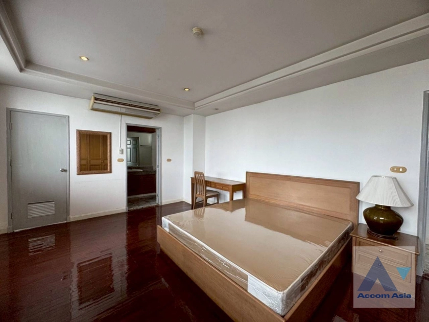 8  3 br Apartment For Rent in Sathorn ,Bangkok BTS Surasak at Low rise Apartment Building AA43848