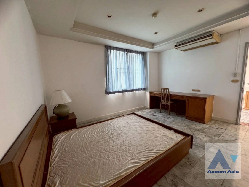 18  3 br Apartment For Rent in Sathorn ,Bangkok BTS Surasak at Low rise Apartment Building AA43848