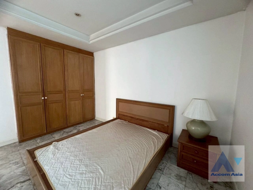 19  3 br Apartment For Rent in Sathorn ,Bangkok BTS Surasak at Low rise Apartment Building AA43848