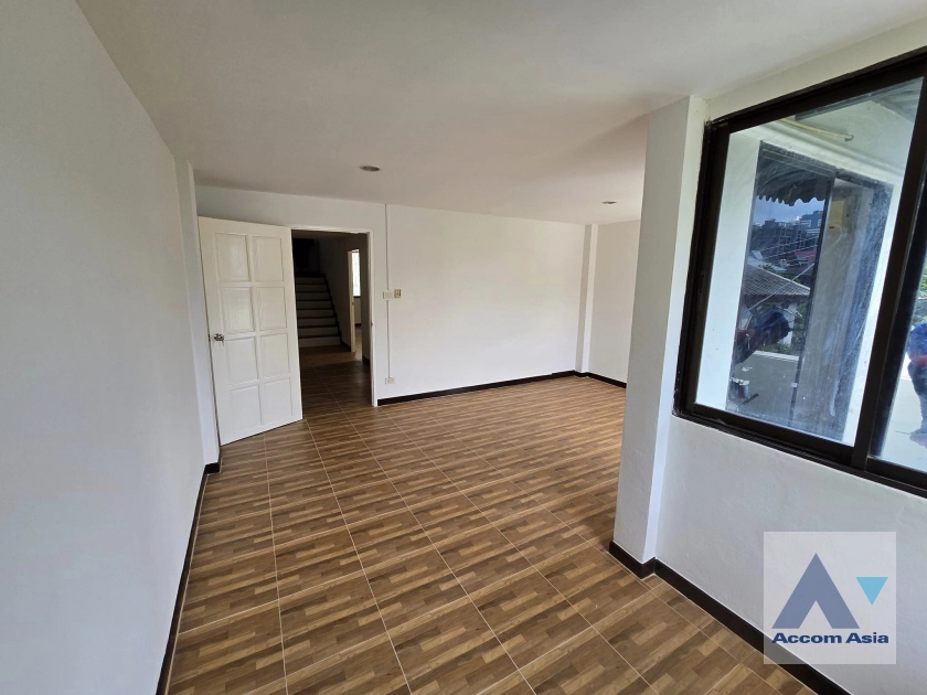 unit 4 Bedrooms  Townhouse For Sale in Sukhumvit, Bangkok  near BTS Ekkamai (AA43865)