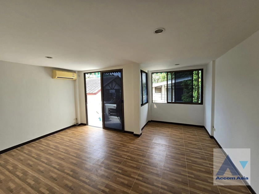  1  4 br Townhouse For Sale in Sukhumvit ,Bangkok BTS Ekkamai AA43865
