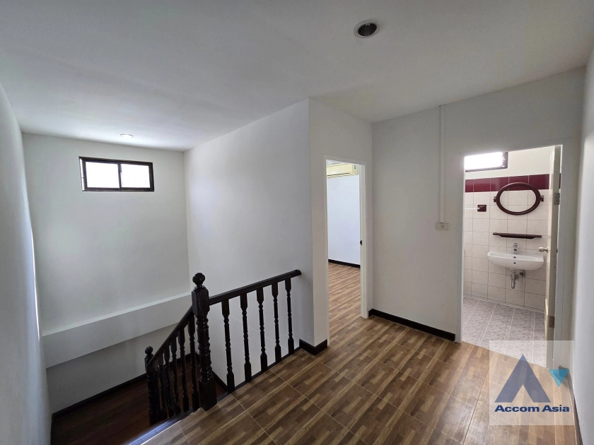 8  4 br Townhouse For Sale in Sukhumvit ,Bangkok BTS Ekkamai AA43865