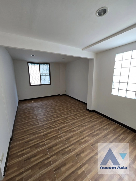 6  4 br Townhouse For Sale in Sukhumvit ,Bangkok BTS Ekkamai AA43865