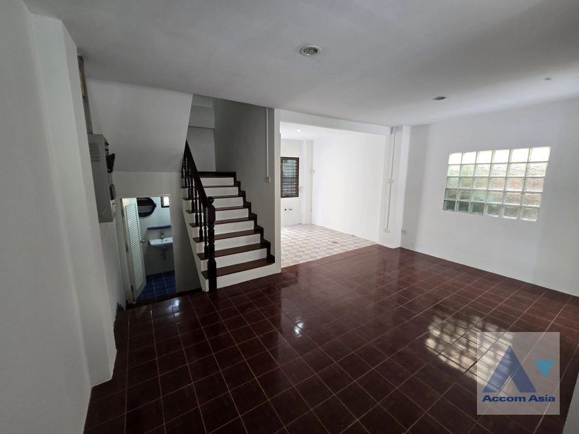 unit 4 Bedrooms  Townhouse For Sale in Sukhumvit, Bangkok  near BTS Ekkamai (AA43865)