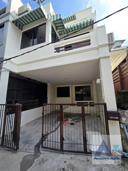 unit 4 Bedrooms  Townhouse For Sale in Sukhumvit, Bangkok  near BTS Ekkamai (AA43865)