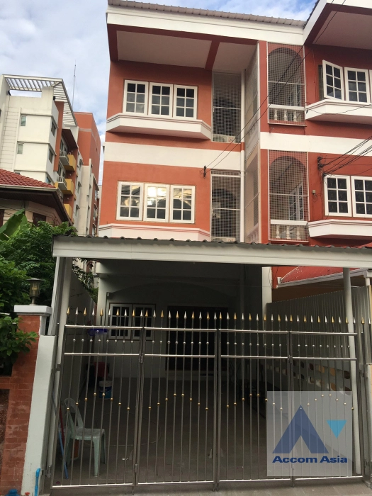 unit 4 Bedrooms  Townhouse For Rent & Sale in Lat Phrao, Bangkok  near MRT Lat Phrao (AA43866)