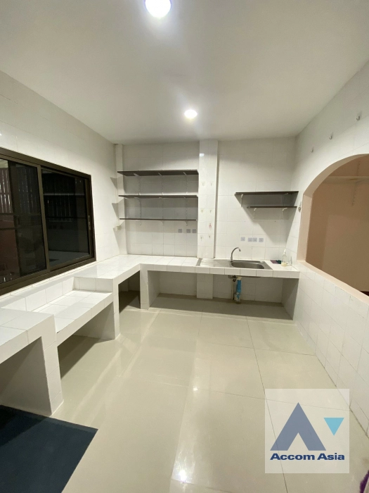 unit 4 Bedrooms  Townhouse For Rent & Sale in Lat Phrao, Bangkok  near MRT Lat Phrao (AA43866)