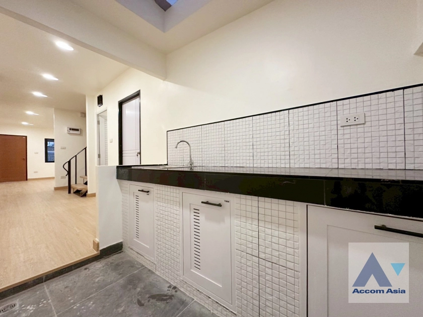6  3 br House For Sale in Sukhumvit ,Bangkok BTS On Nut AA43868